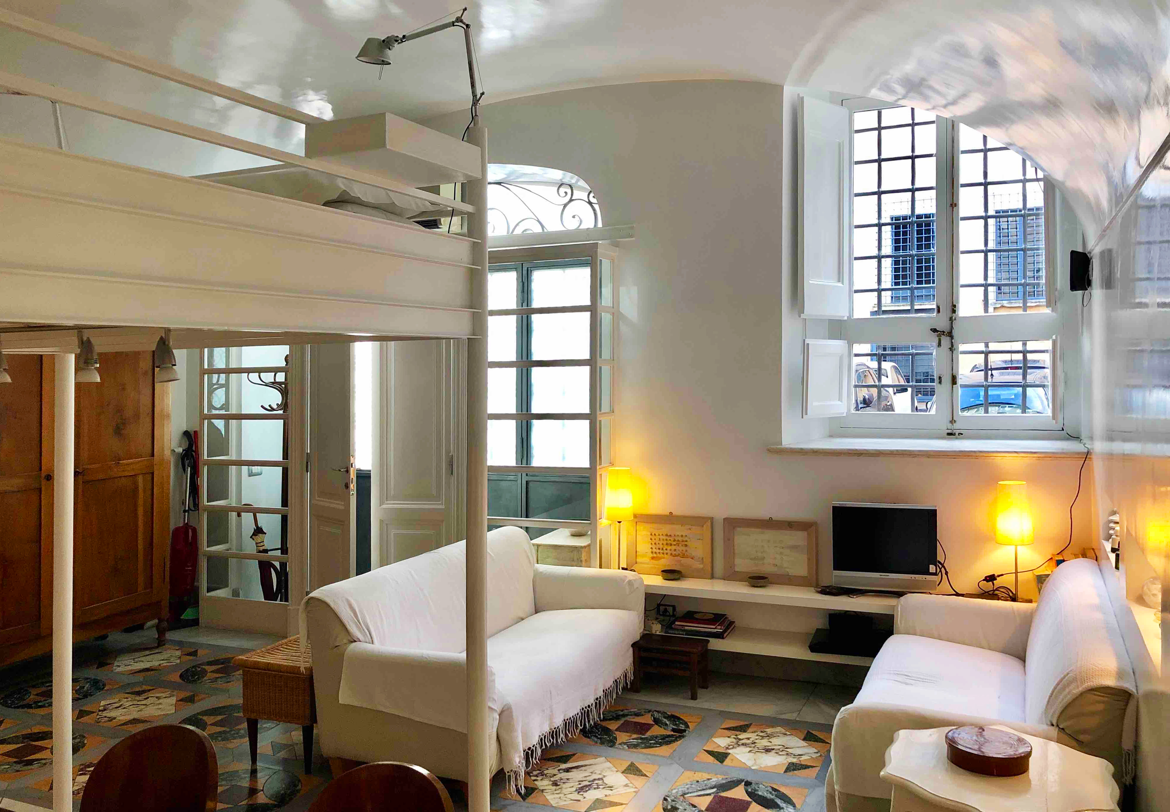 Stylish Studio Lancellotti in the historic Ponte area.
