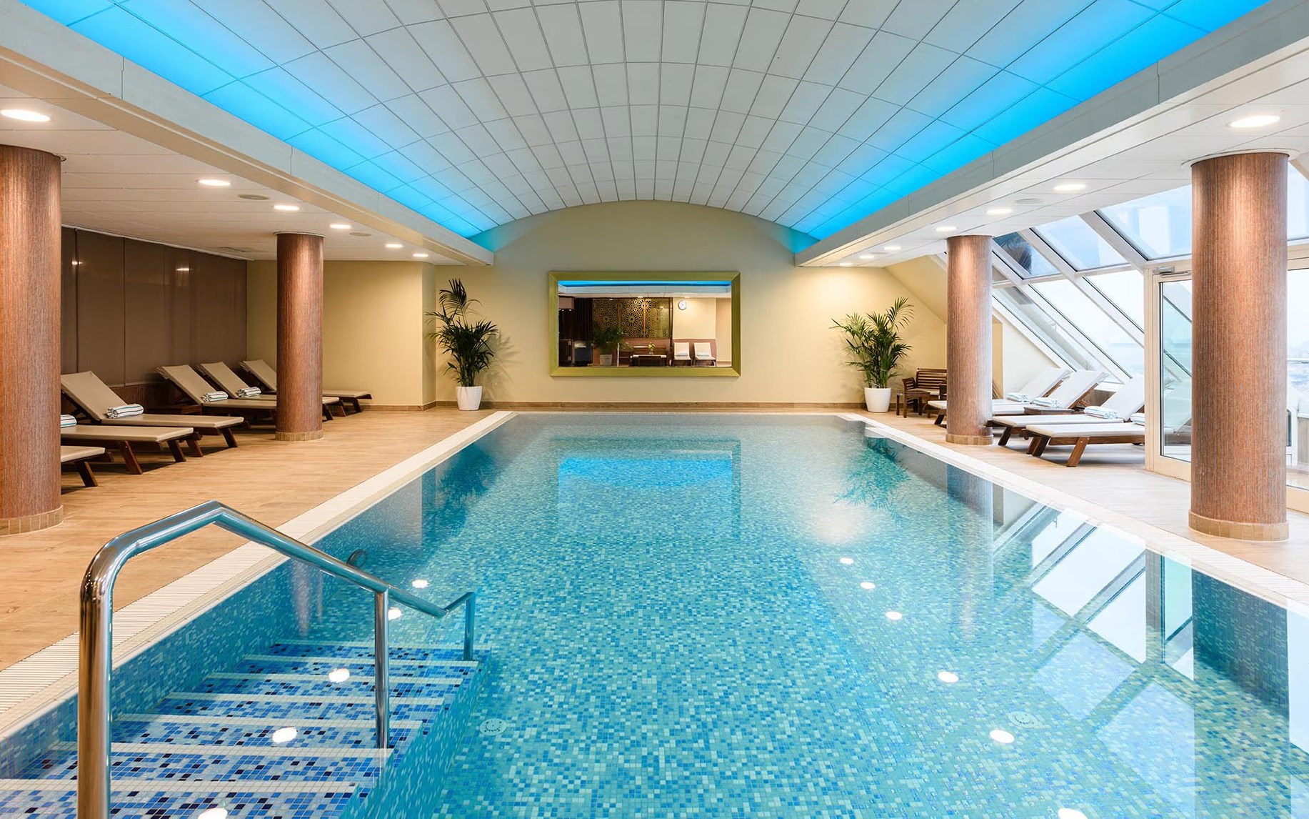 Indoor swimming pool at the Grand Hotel Union Eurostars.